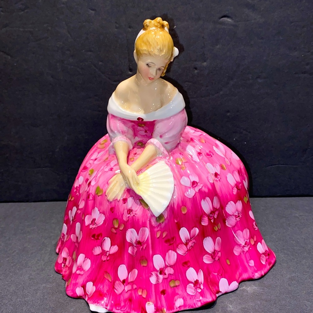Victoria Porcelain Figurine - Picture 3 of 11